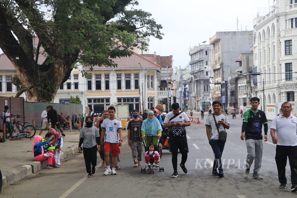 Masyarakat berolahraga pada hari bebas kendaraan bermotor di sekitar Lapangan Merdeka Medan, Sumatera Utara, Minggu (5/2/2023).