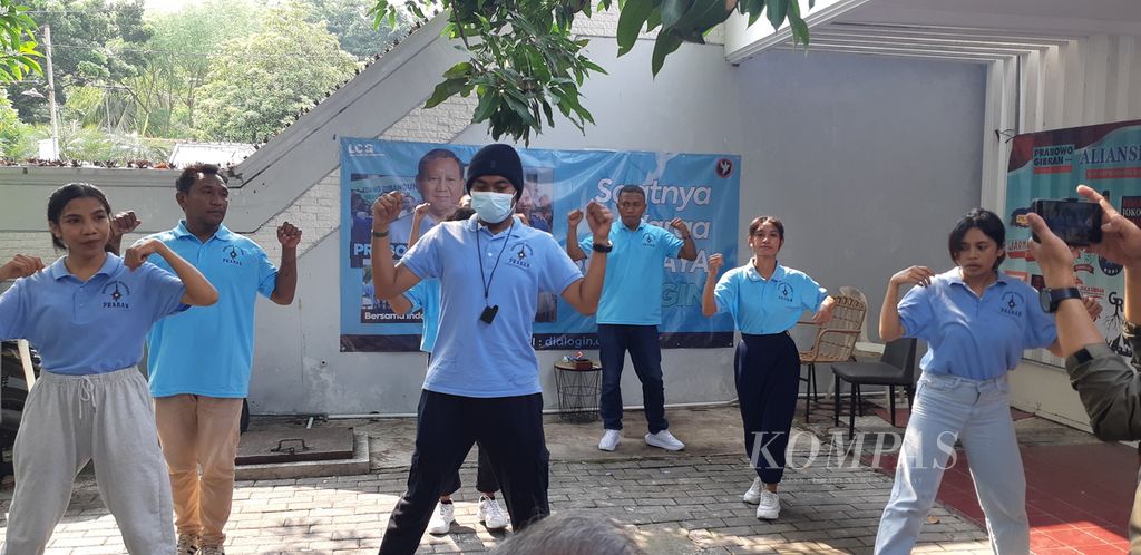 Tim relawan capres-cawapres Prabowo Subianto-Gibran Rakabuming Raka melakukan <i>flashmob </i>goyang Gemoy, di Surabaya, Jawa Timur, Sabtu (16/12/2023). Hal itu jadi salah satu strategi mendekati pemilih muda 