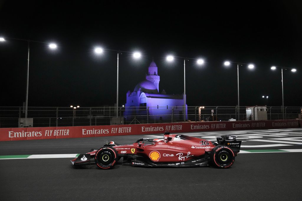 Pebalap Ferrari, Charles Leclerc, memacu mobilnya dalam sesi latihan bebas Grand Prix Formula 1 seri Arab Saudi di Jeddah, Sabtu (26/3/2022) dini hari WIB.