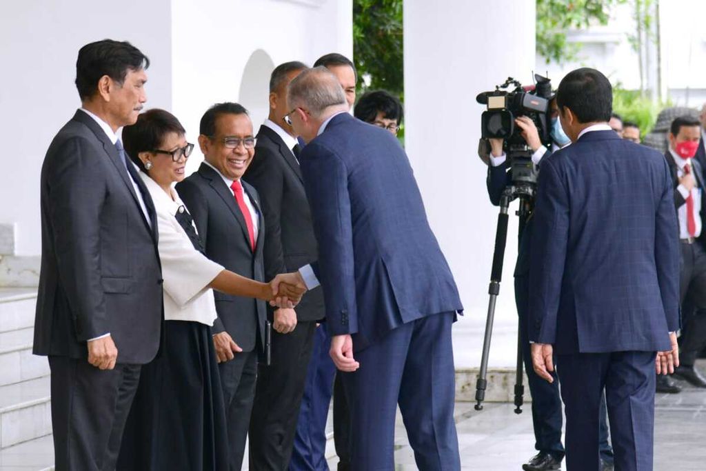 Presiden Joko Widodo mengenalkan para menteri yang mendampinginya saat menerima kunjungan PM Australia Anthony Albanese di Istana Kepresidenan Bogor, Senin (6/6/2022). 
