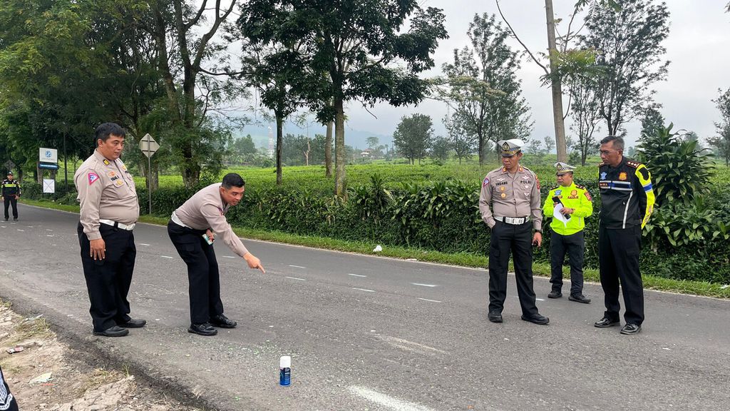 Wakil Direktur Lalu Lintas Polda Jawa Barat Ajun Komisaris Besar Edwin Affandi memimpin pelaksanaan olah tempat kejadian perkara di lokasi kecelakaan bus Trans Putera Fajar di Jalan Raya Ciater, Kabupaten Subang, Jawa Barat, pada Minggu (12/5/2024). 