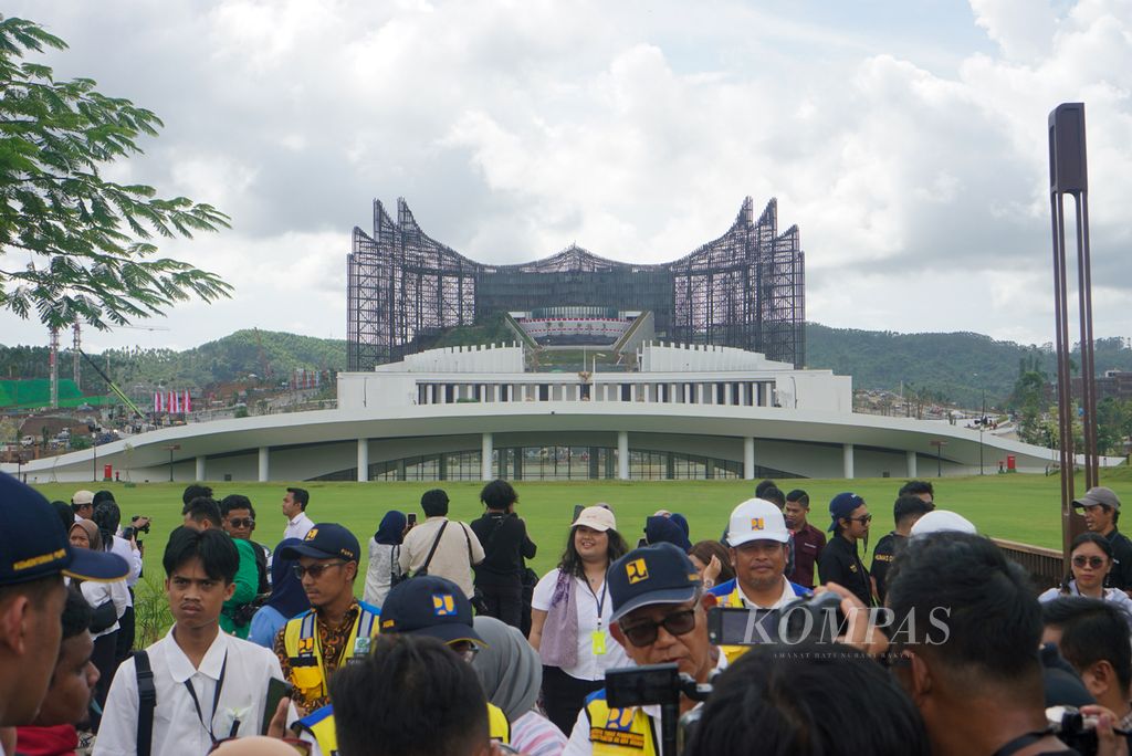 Pengunjung berdiri di area Plaza Seremoni di bagian selatan Istana Garuda di Ibu Kota Nusantara atau IKN, Sabtu (10/8/2024).