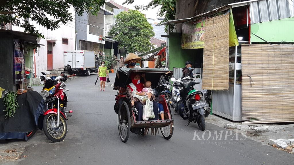 Pengayuh becak mengantarkan penumpang di Teluk Gong, Kelurahan Pejagalan, Penjaringan, Jakarta Utara, hari Rabu (28/4/2021). Pandemi Covid-19 menghantam para pengayuh becak sehingga banyak yang memutuskan meninggalkan Jakarta demi menghemat biaya hidup.