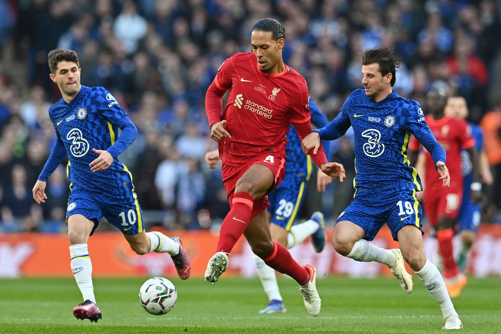 Dikepung dua pemain Chelsea, pemain Liverpool, Virgil van Dijk (tengah), memberikan umpan kepada rekannya dalam laga final Piala Liga Inggris di Stadion Wembley, London. Selain menciptakan sejumlah peluang emas, di sepanjang 2 x 45 menit Liverpool juga menciptakan 11 kali tendangan pojok.