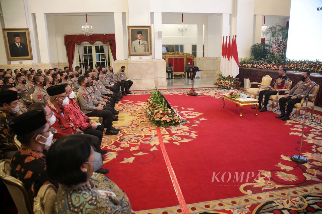 Presiden Joko Widodo dan Kapolri Jenderal Listyo Sigit Prabowo saat acara Pengarahan Presiden kepada Pati Mabes Polri, Kapolda, dan Kapolres se-Indonesia di Istana Negara, Jakarta, Jumat (14/10/2022).