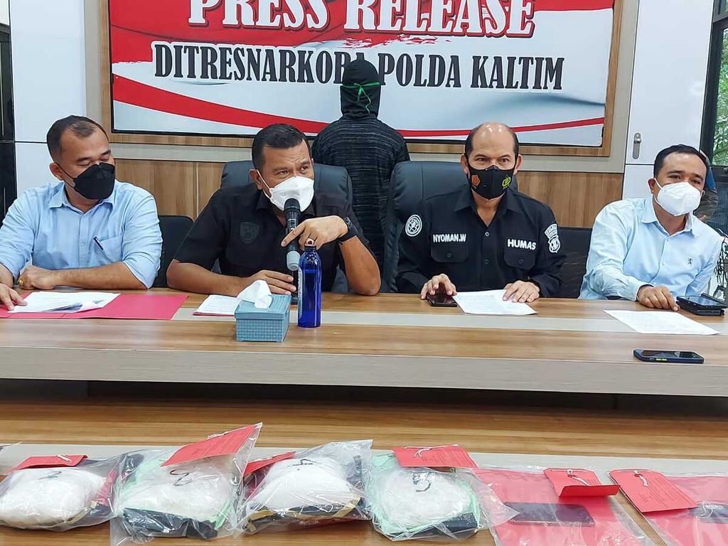 Direktur Reserse Narkoba Polda Kaltim Komisaris Besar Ricky Naldo (memegang mikrofon) memberi keterangan mengenai penangkapan seorang kurir dengan barang bukti lima kilogram sabu di Kota Balikpapan, Kalimantan Timur, Kamis (24/11/2022).