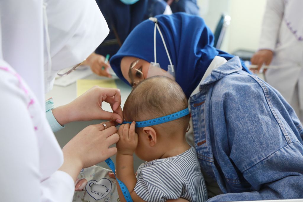 Seorang anak balita sedang diperiksa tenaga kesehatan di Puskesmas Gambir, Jakarta Pusat, Rabu (7/12/2022).