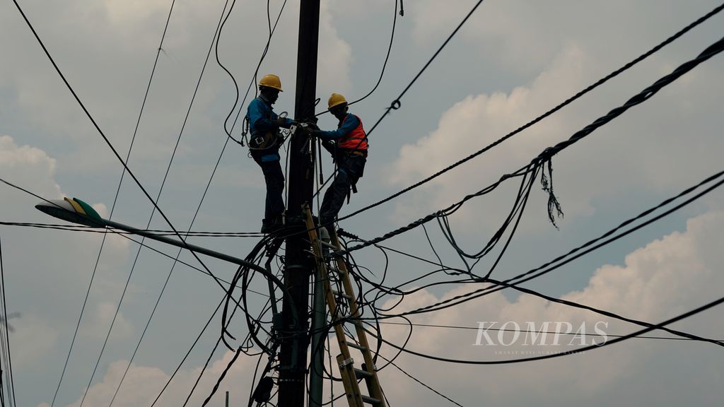 Petugas menarik kabel sambungan baru di Kemuning, Kota Bekasi, Jawa Barat, Jumat (2/9/2022). 