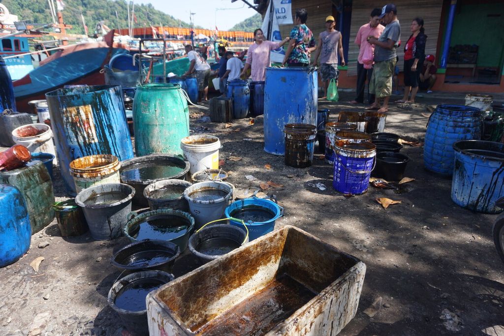 Warga mengumpulkan minyak mentah yang tumpah di perairan Nusakambangan untuk diambil oleh pihak Pertamina di sekitar Dermaga Wijayapura, Cilacap, Jawa Tengah, Selasa (28/6/2022). 