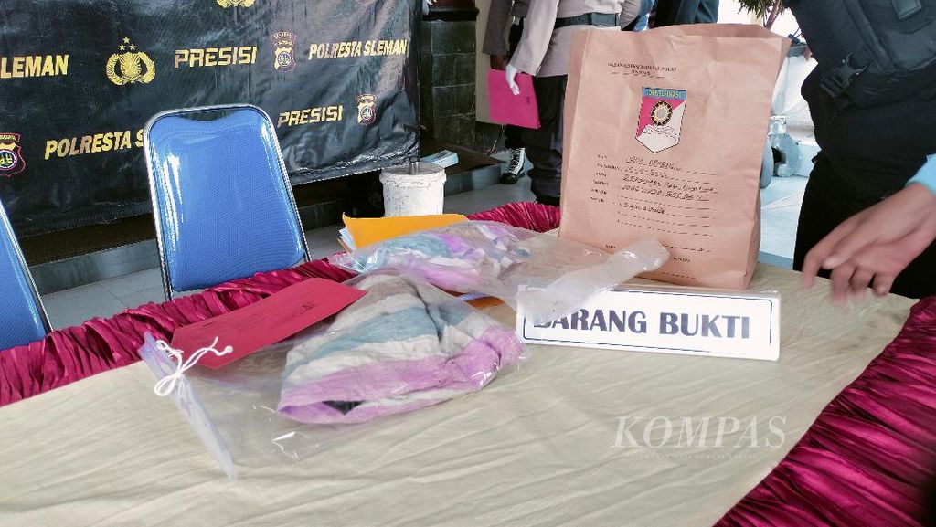 Sejumlah barang bukti, seperti baju yang dipakai untuk membungkus dua bayi yang kemudian dibuang di Kali Buntu, Kecamatan Berbah, Kabupaten Sleman, ditampilkan dalam rilis kasus yang digelar, Senin (18/9/2023).