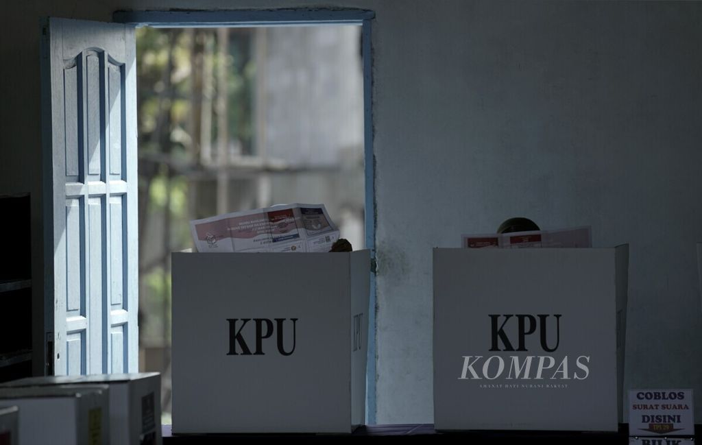 Warga melakukan pencoblosan di Tempat Pemungutan Suara 29 Kelurahan Cibodasari, Cibodas, Tangerang, Banten, dalam Pemilu 2019 pada 17 April 2019.