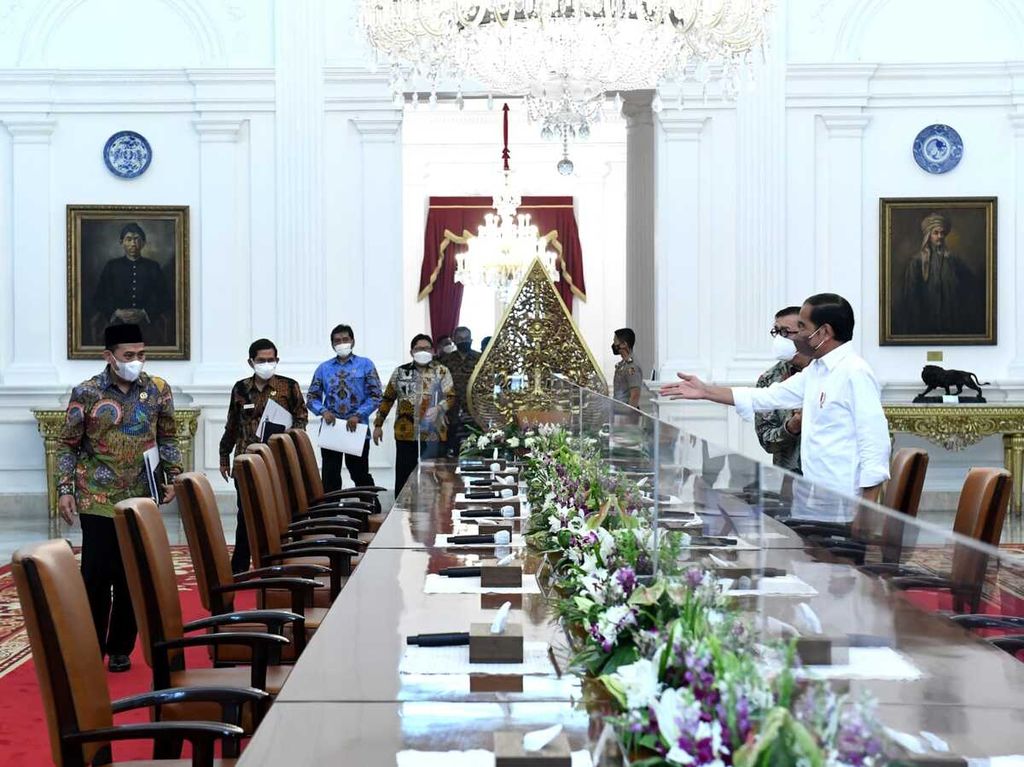Presiden Joko Widodo menerima para pimpinan Ombudsman Republik Indonesia di Istana Merdeka, Jakarta, pada Selasa, (12/4/2022).