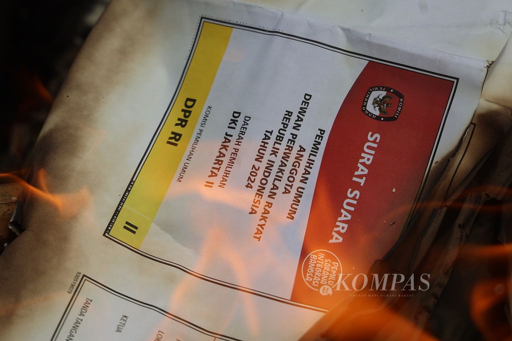 Surat suara untuk daerah pemilihan luar negeri dimusnahkan dengan dibakar oleh petugas dari Komisi Pemilihan Umum di gudang KPU, Benda, Tangerang, Banten, Selasa (13/2/2024). 