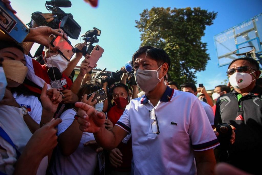 Kandidat presiden Filipina, Ferdinand "Bongbong" Marcos Jr, menyapa para pendukungnya sebelum memberikan suara di TPS Sekolah Dasar Mariano Marcos Memorial di Batac City, Ilocos Norte, Senin (9/5/2022).