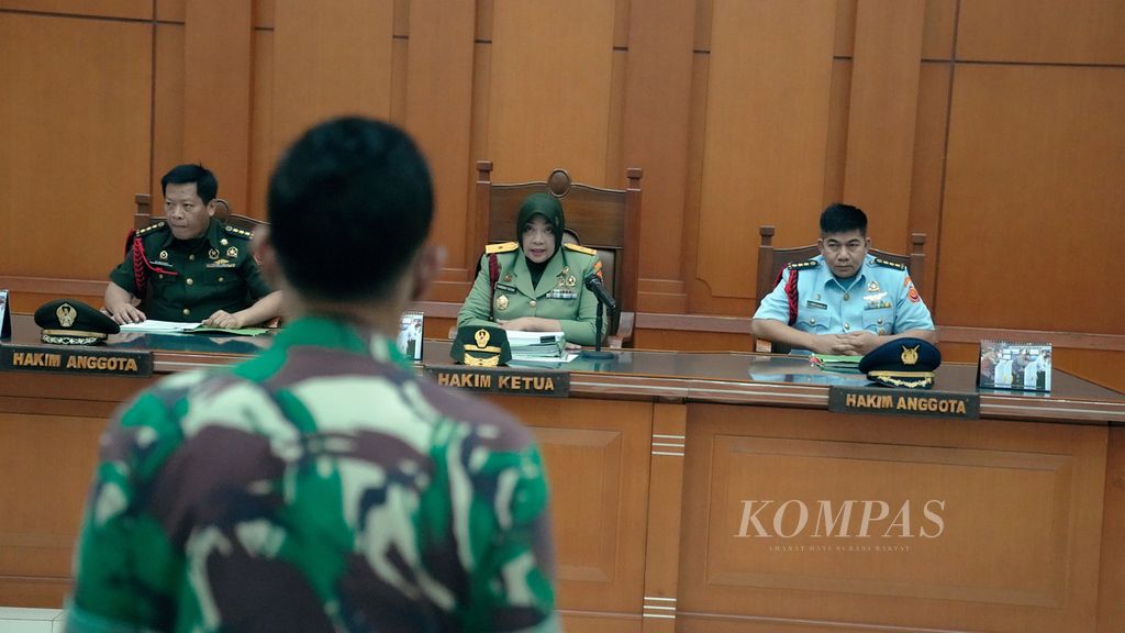 Ketua Majelis Hakim Militer Tinggi Brigjen TNI Faridah Faisal membacakan vonis terhadap Kolonel (Inf) Priyanto dalam kasus pembuangan korban kecelakaan Handi dan Salsabila di Pengadilan Militer Tinggi II Jakarta di Jakarta Timur, Selasa (7/6/2022). Majelis hakim memvonis Kolonel (Inf) Priyanto dengan hukuman seumur hidup dan dipecat dari TNI AD. Priyanto dinilai terbukti bersalah melakukan pembunuhan berencana, merampas hak orang lain, dan menghilangkan mayat. Priyanto bersama dua anak buahnya membuang tubuh Handi dan Salsabila ke Sungai Serayu, Jawa Tengah, setelah menabraknya di Nagreg, Kabupaten Bandung, Jawa Barat. 