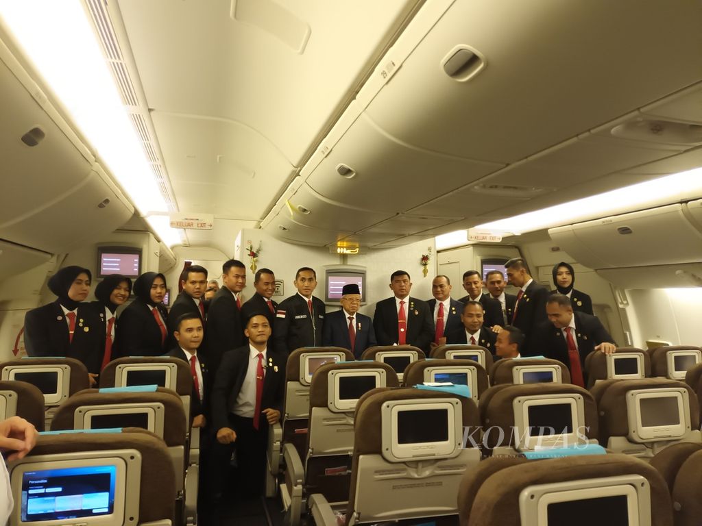 Wakil Presiden Ma'ruf Amin dalam penerbangan pulang menuju Tanah Air seusai lawatan enam hari ke Republik Rakyat China, menyempatkan diri mendatangi kabin dan berfoto bersama rombongan, termasuk Pasukan Pengamanan Presiden, di langit Jakarta, Selasa (19/9/2023). 