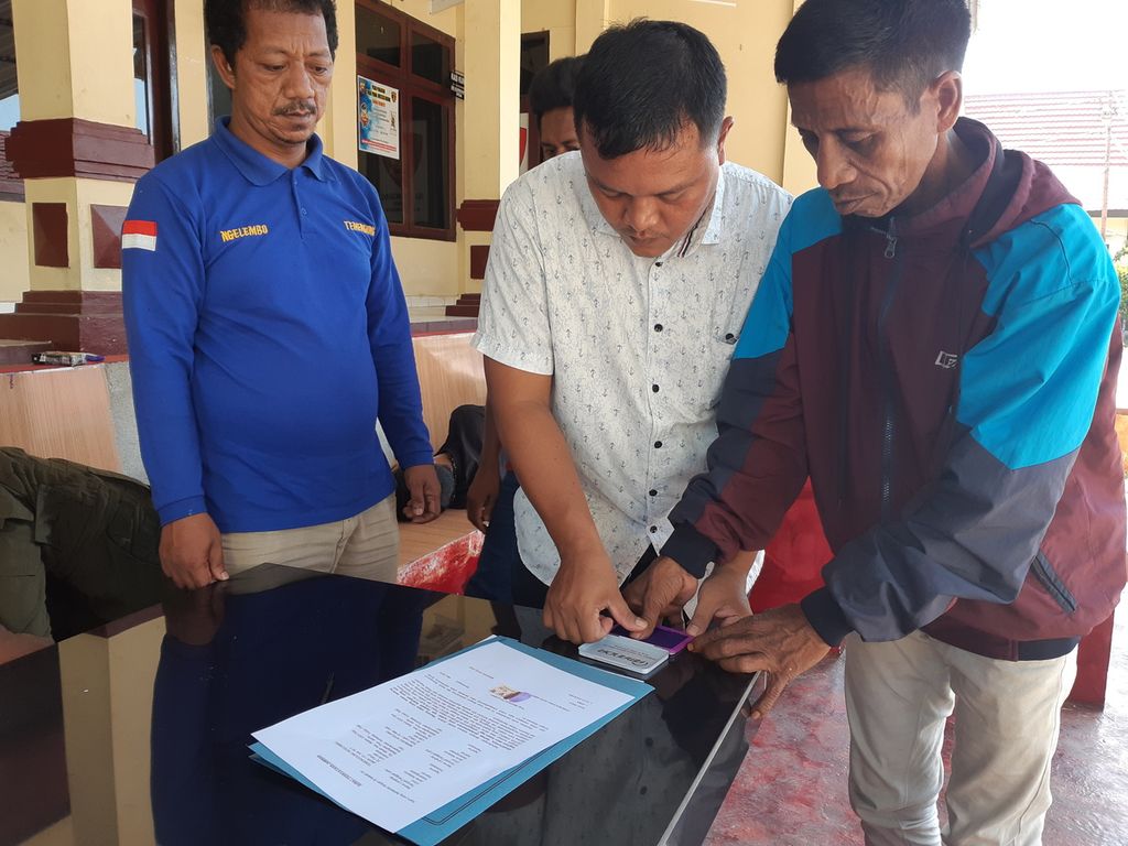 Mangku Nyelang (kanan), suami Nyado, menandatangani surat pelepasan Nyado di markas Kepolisian Resor Sarolangun, Kamis (25/4/2023).