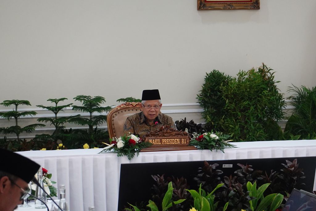 Wakil Presiden Ma'ruf Amin memimpin rapat tingkat menteri terkait perkembangan pelaksanaan program percepatan penanggulangan kemiskinan, Kamis (22/2/2024),  di Istana Wapres, Jakarta. Wapres menyebut pencapaian target penanggulangan kemiskinan masih kurang sekitar 2 persen pada 2024.
