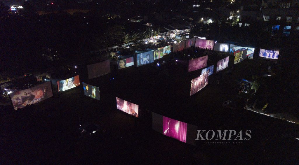 Foto aerial festival layar tancap di lapangan di Babakan, Kecamatan Setu, Tangerang Selatan, Banten, Rabu (18/1/2023) malam. Pemutaran film layar tancap secara bersamaan tersebut menjadi hiburan masyarakat sekitar. Kegiatan itu dalam rangka silaturahmi para pencinta film layar tancap dan dalam rangka memperingati hari ulang tahun yang pertama komunitas pencinta film LCD Tangsel.
