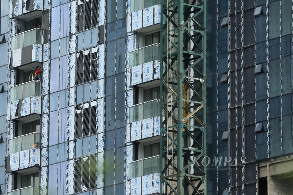 Pekerja menyelesaikan pembangunan apartemen di kawasan Tanah Abang, Jakarta, Jumat (21/1/2022). Untuk mendorong pemulihan industri properti di dalam negeri, pemerintah akan memperpanjang pemberian insentif Pajak Pertambahan Nilai Ditanggung Pemerintah hingga Juni 2022.