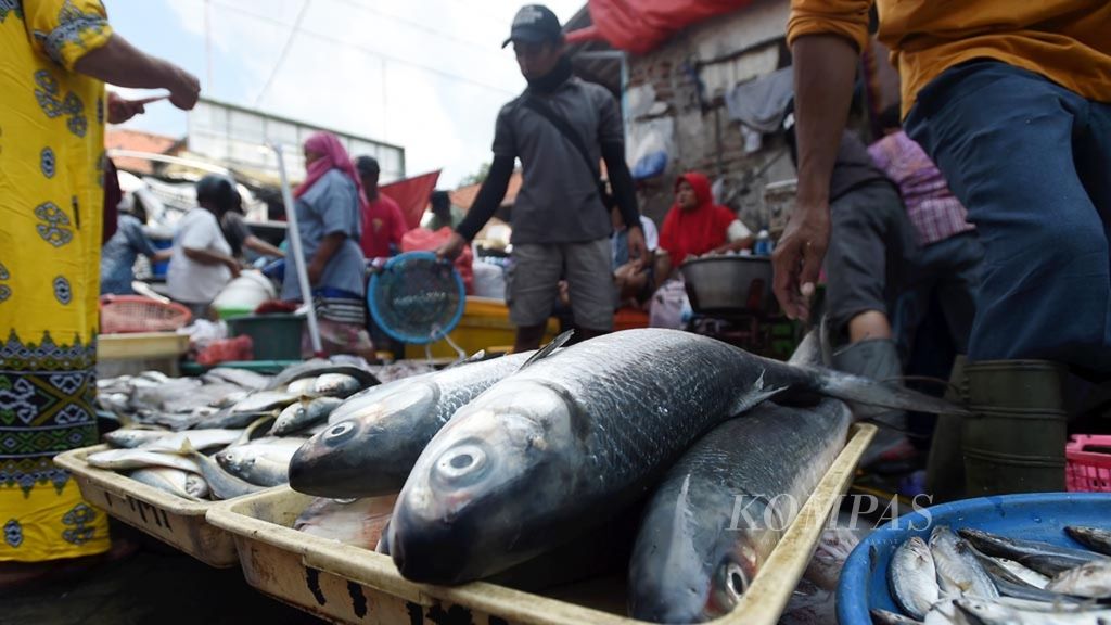 Aktivitas jual-beli di Pasar Ikan Pabean, Surabaya, Jatim, Selasa (8/1/2018). Sebagian besar ikan yang dijual merupakan hasil perikanan dari daerah Sidoarjo, Probolinggo, dan Tuban.