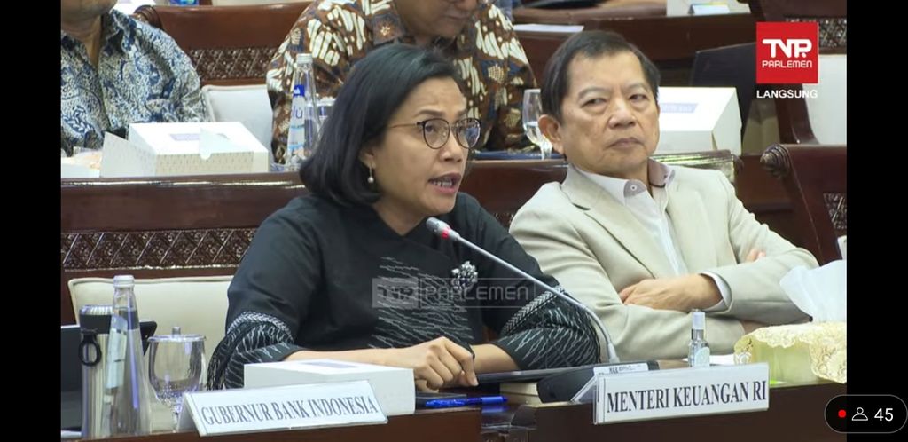 Kepala Bappenas Suharso Monoarfa (kanan) dan Menteri Keuangan Sri Mulyani dalam rapat kerja dengan Komisi XI DPR untuk membahas asumsi makro RAPBN 2025, di Kompleks Parlemen, Jakarta, Kamis (6/6/2024). 