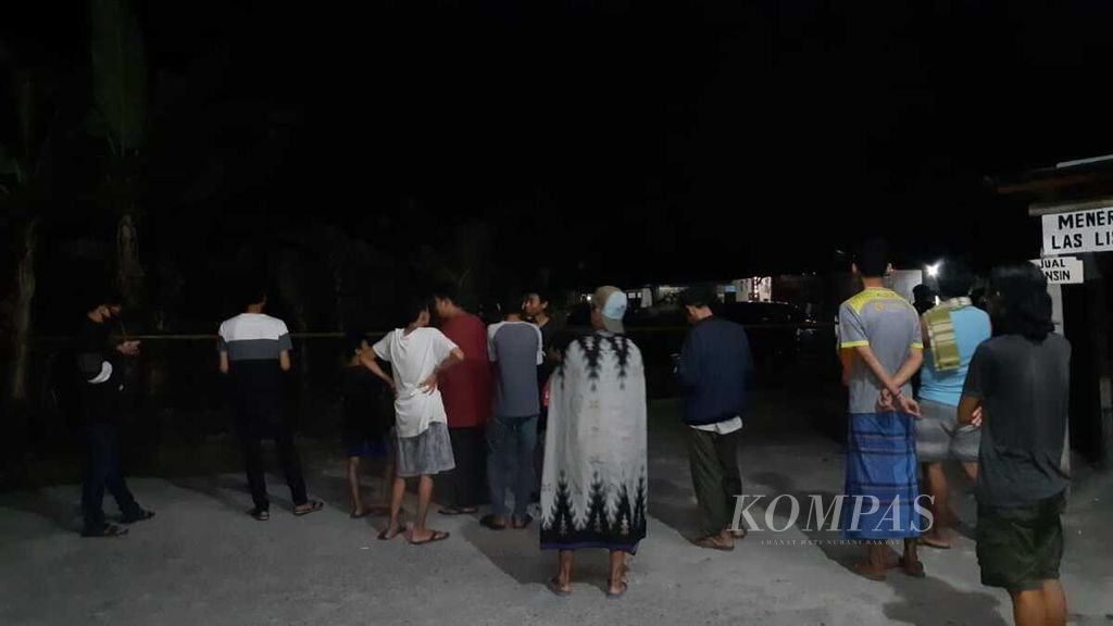 Warga berkumpul di wilayah dekat lokasi ledakan di dekat Asrama Polisi Arumbara di Desa Telukan, Kecamatan Grogol, Kabupaten Sukoharjo, Jawa Tengah, Minggu (25/9/2022) malam.