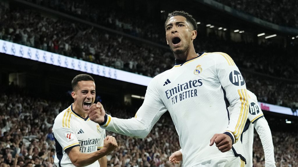Real Madrid player, Jude Bellingham (center), celebrated his goal against Barcelona in a Spanish League match at the Santiago Bernabeu Stadium, Madrid, on Sunday (21/4/2024).