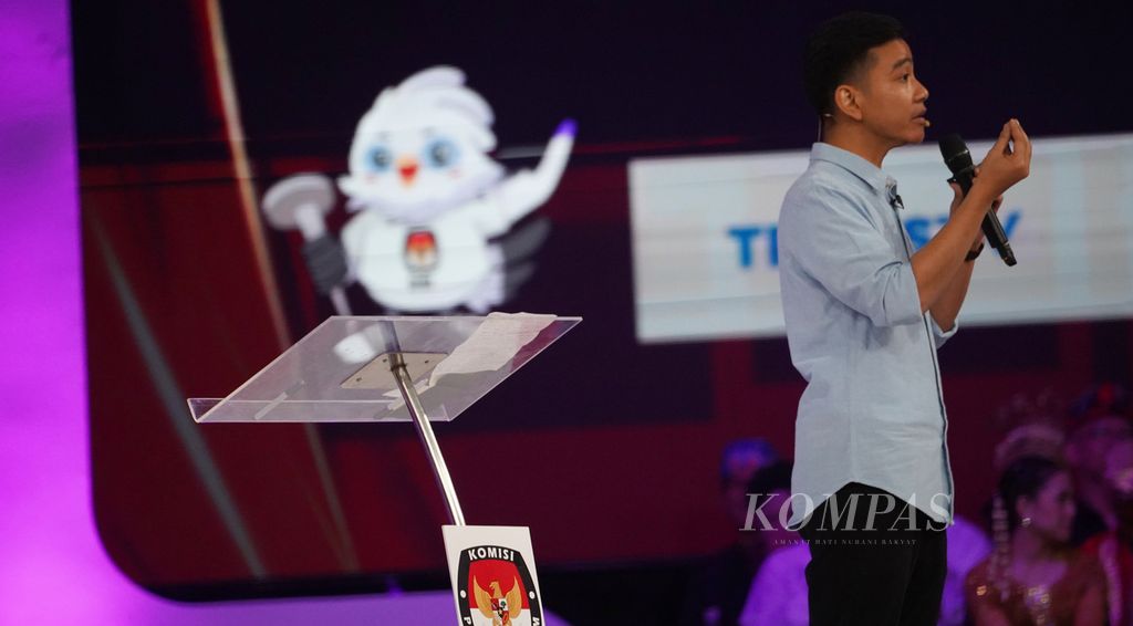 Ekspresi calon wakil presiden Gibran Rakabuming Raka dalam Debat Calon Wakil Presiden Pemilu 2024 di Ballroom Jakarta Convention Center, Jakarta, Jumat (22/12/2023). 
