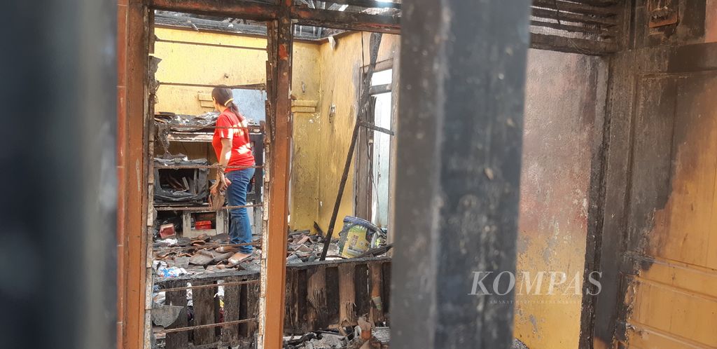 Kondisi rumah perempuan berinisial S yang diduga dibakar oleh suaminya sendiri di Kecamatan Gegesik, Kabupaten Cirebon, Jawa Barat, Selasa (21/11/2023). Korban juga diduga menjadi korban KDRT yang dilakukan suaminya.