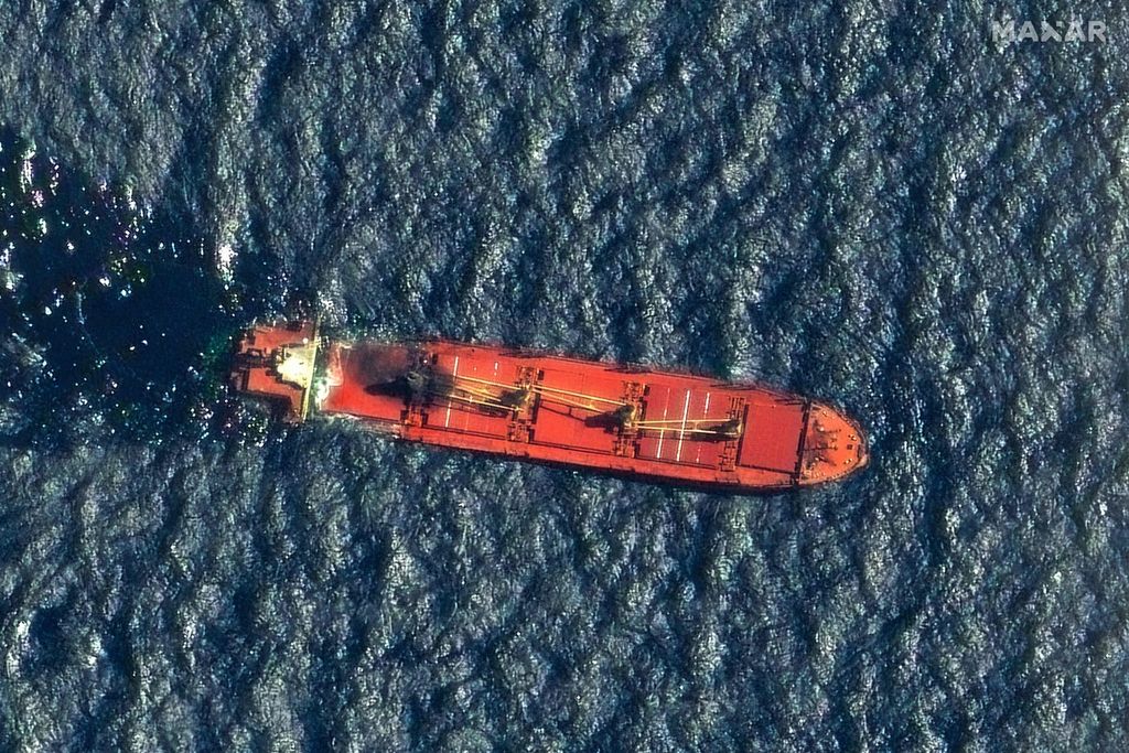 Gambar satelit yang dirilis Maxar Technologies pada 2 Maret 2024 memperlihatkan kapal kargo berbendera Belize, Rubymar, di Laut Merah. Kapal itu tenggelam akibat serangan kelompok Houthi.   
