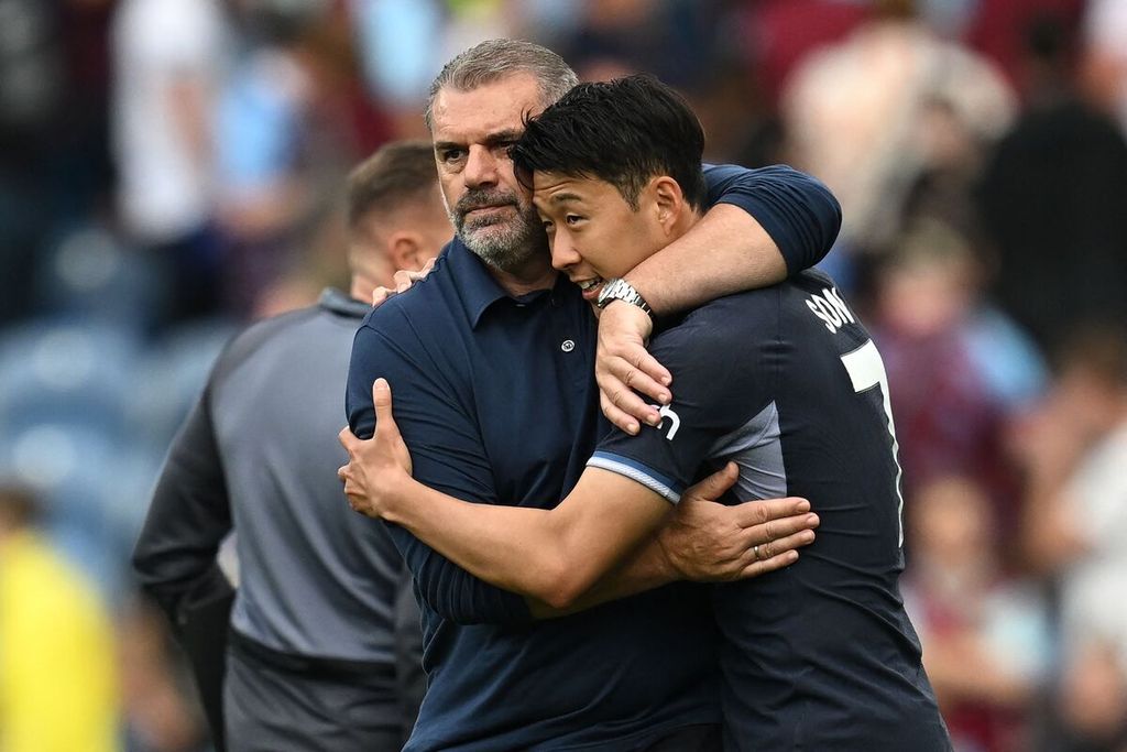 Manajer Tottenham Hotspur Ange Postecoglou memeluk penyerang Son Heung-Min seusai laga Liga Inggris melawan Burnley, Sabtu (2/9/2023).  
