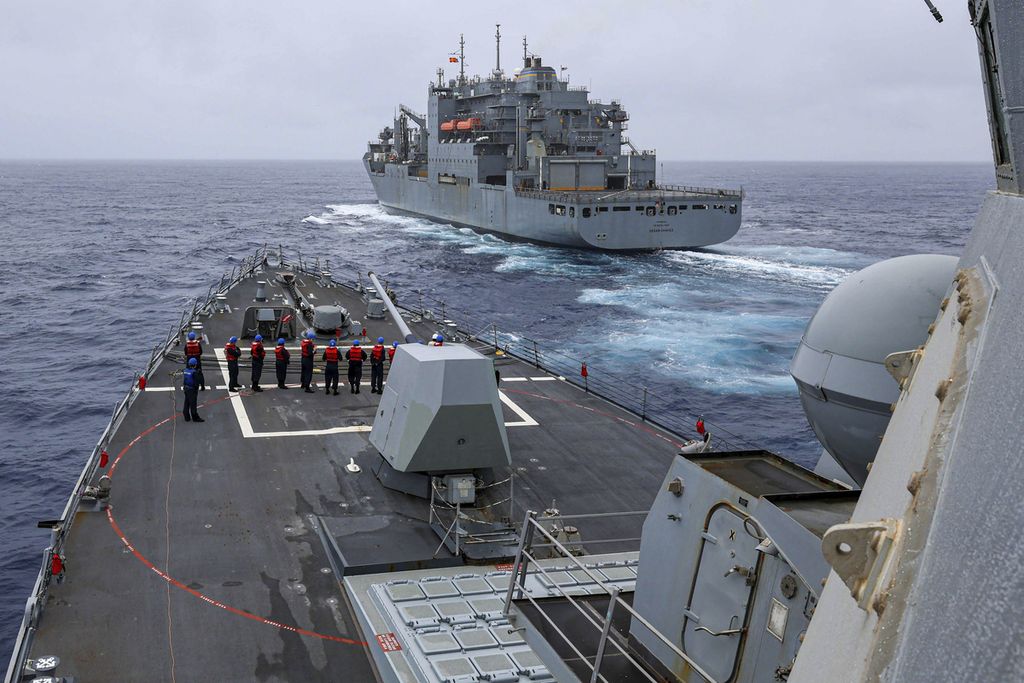 Foto yang dirilis Angkatan Laut Amerika Serikat memperlihatkan kapal perusak kelas Arleigh-Burke, USS John Finn (DDG 113), tengah berlayar di Laut China Timur, Rabu (21/1/2024).  