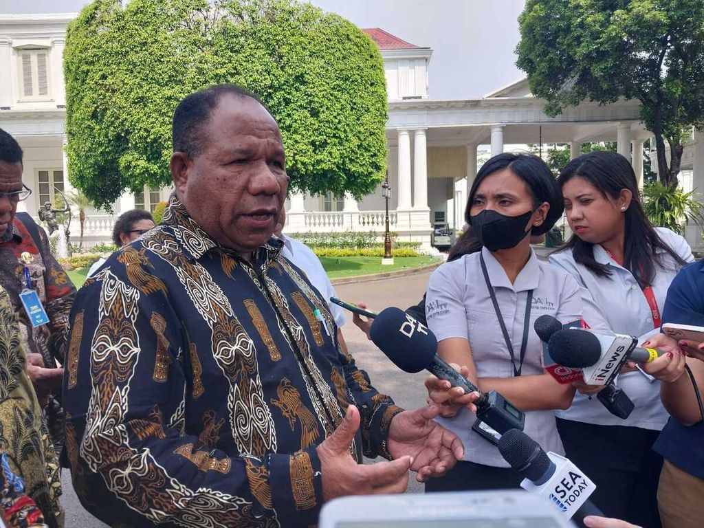 Anggota Badan Pengarah Percepatan Pembangunan Otonomi Khusus Papua perwakilan Provinsi Papua, Alberth Yoku, saat memberikan keterangan kepada pers di Kompleks Istana Kepresidenan, Jakarta, Rabu (31/5/2023).