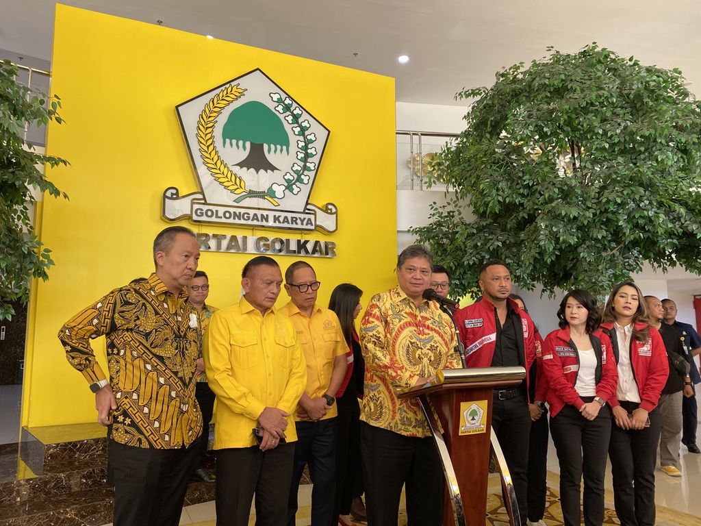 Ketua Umum Partai Golkar Airlangga Hartarto (tengah) seusai menerima kunjungan jajaran pimpinan Partai Solidaritas Indonesia (PSI) di Kantor DPP Golkar, Jakarta, Rabu (12/4/2023).
