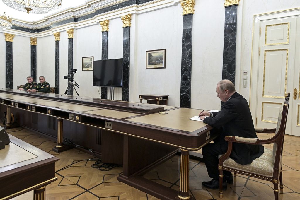 Presiden Rusia Vladimir Putin (kanan) menggelar rapat dengan Menteri Pertahanan Rusia Sergey Shoigu (kedua dari kanan) serta Kepala Staf Umum Angkatan Bersenjata Rusia dan Deputi Pertama Menteri Pertahanan Rusia Valery Gerasimov di Moskwa, Rusia, Minggu (17/2/2022). 