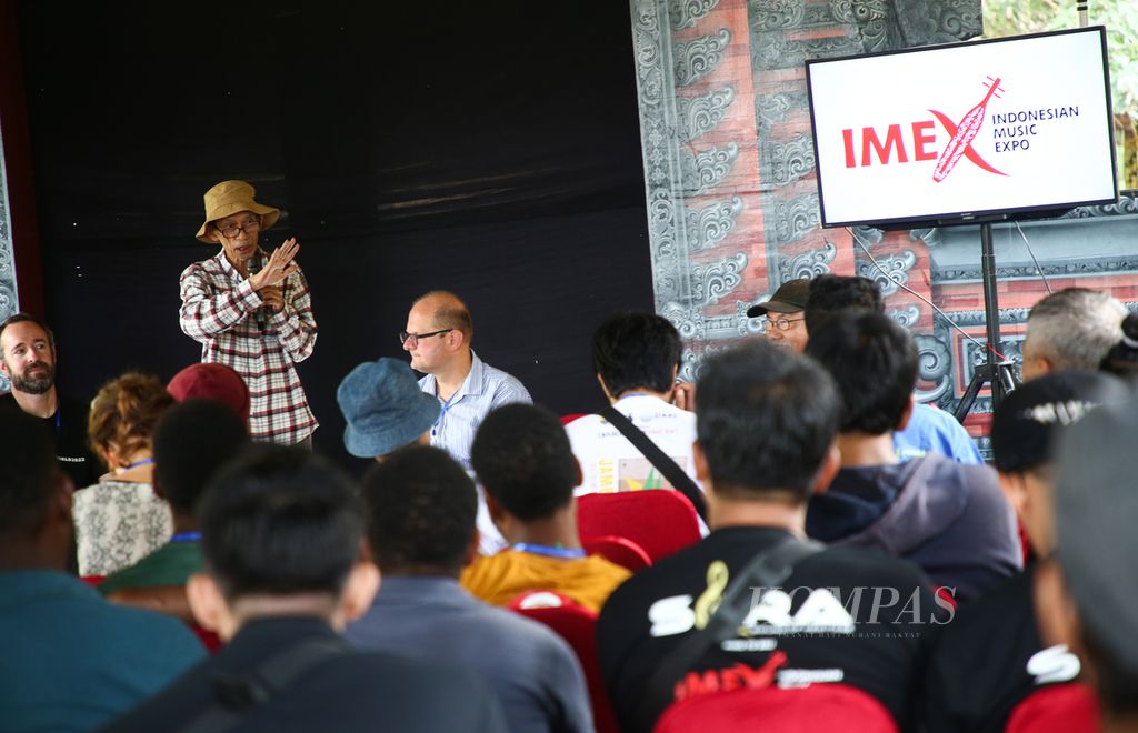 Seniman sekaligus pendiri Komunitas Lima Gunung, Sutanto Mendut bersama para delegasi berbicara dihadapan para peserta Indonesian Music Expo (Imex) 2023 di Museum Puri Lukisan, Ubud, Bali, Sabtu (23/09/2023). 