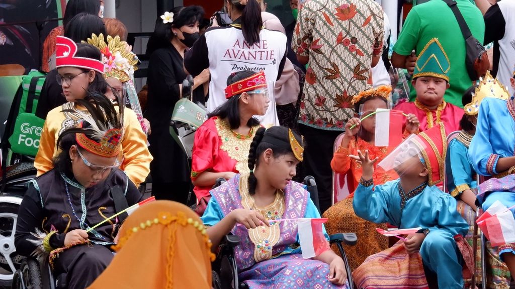 Sejumlah anak berkebutuhan khusus memakai pakaian adat dalam acara Hatiku Hatimu Hati Kita di Museum Mandala Bhakti Semarang, Kota Semarang, Jawa Tengah, Jumat (3/12/2021).
