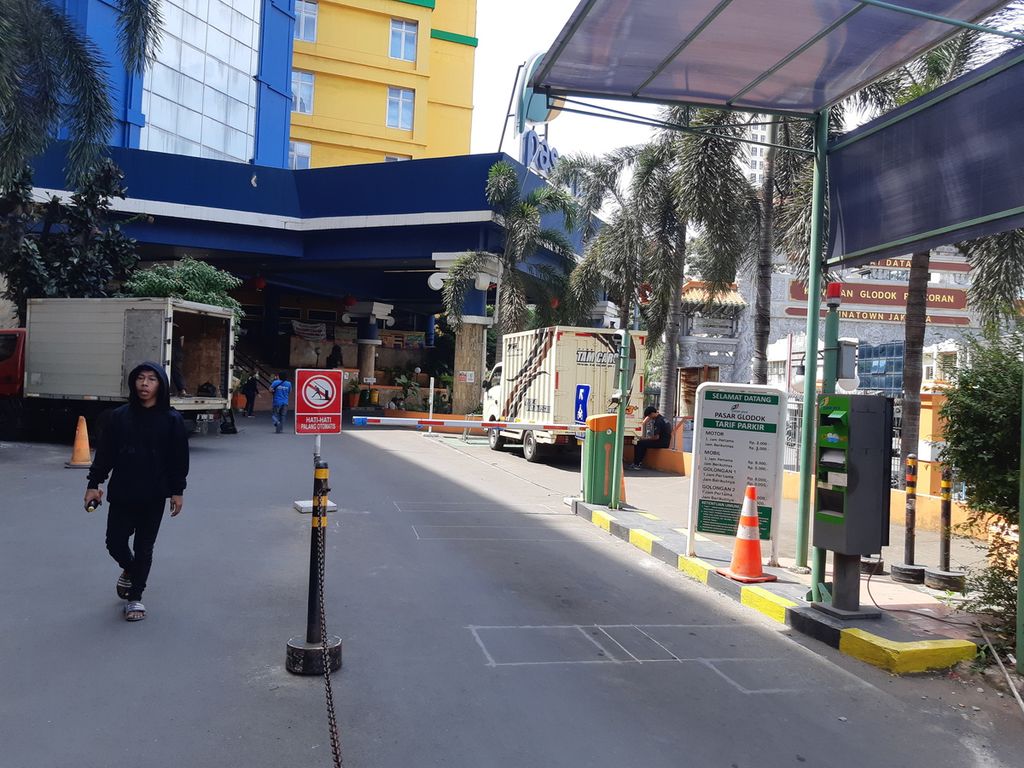 Plang otomatis kawasan Pasar Glodok, Jakarta Barat, Rabu (16/11/2022). Di dalam pasar ini, terdapat tempat parkir dengan kapasitas besar.