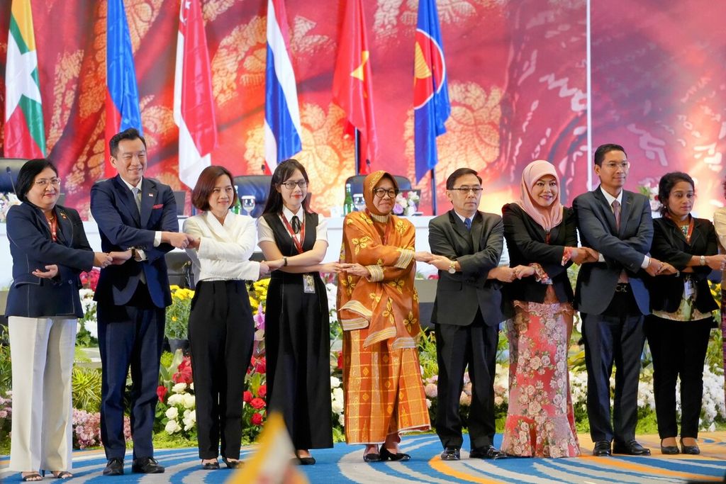Menteri Sosial se-ASEAN bergandengan tangan menandakan kesepakatan dan komitmen bersama membangun kelompok disabilitas lebih inklusif dan dan kemitraan pasca-2025 dalam Forum Tingkat Tinggi ASEAN di Hotel Four Point, Makassar, Sulawesi Selatan, Selasa (10/10/2023).