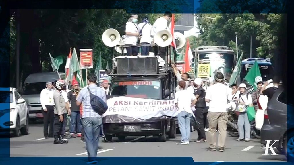 The Indonesian Palm Oil Farmers Association (Apkasindo) demonstrated against the ban on exports of crude palm oil and cooking oil. The action was held in front of the office of the Ministry of Economy in Jakarta, Tuesday (17/5/2022).