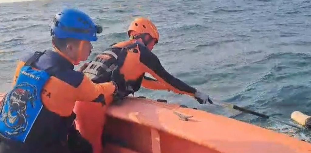 Tim SAR Jakarta saat mencari korban tenggelamnya Kapal Motor Dewi Noor 1 di Perairan Kepulauan Seribu, Sabtu (19/8/2023) dini hari.
