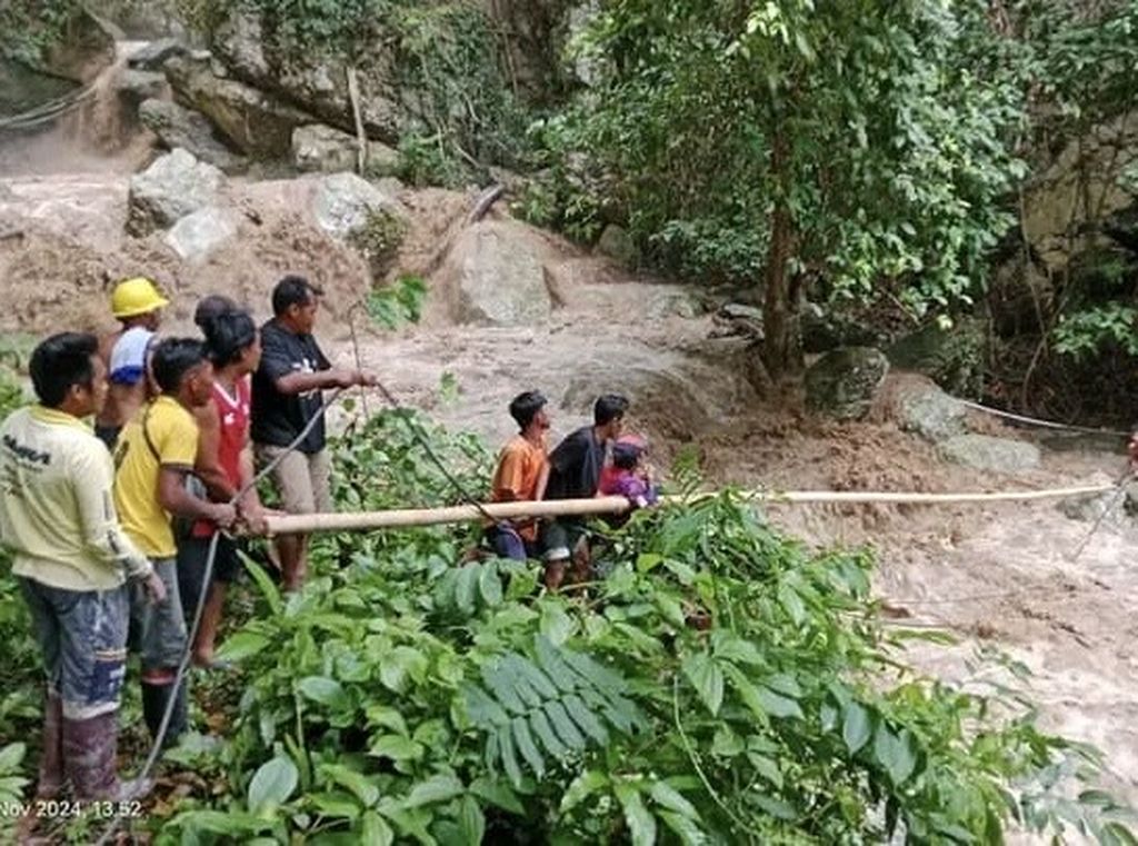 Tim SAR gabungan melakukan pencarian terhadap korban yang terseret air sungai di Kecamatan Palasa, Parigi Moutong, Sulawesi Tengah, Minggu (17/11/2024). 