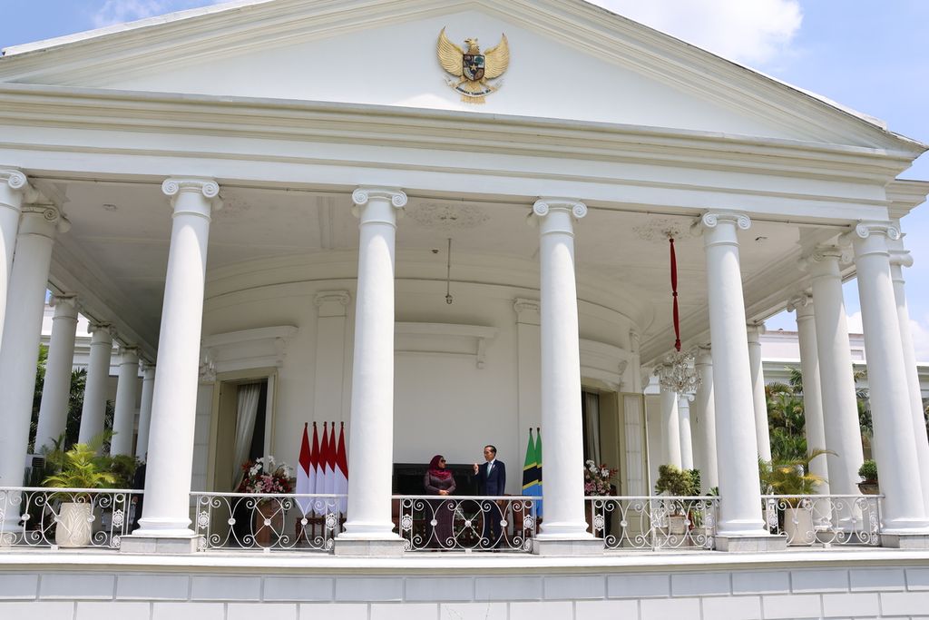 President Joko Widodo and President Samia Suluhu Hassan took a tour of the rear section of the Bogor Presidential Palace and the Bogor Botanical Gardens from the veranda of the Bogor Palace on Thursday (25/1/2024). The one-on-one meeting on the veranda was also part of the itinerary during the state visit of the President of Tanzania.