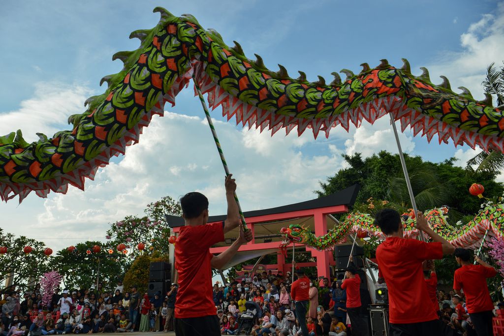 Atraksi liong di hadapan para pengunjung Ancol di area Plaza Lagoon Ancol, Jakarta Utara (22/1/2023). Taman Impian Jaya Ancol menjadi salah satu destinasi wisata bagi warga yang ingin menghabiskan liburan Tahun Baru Imlek. 