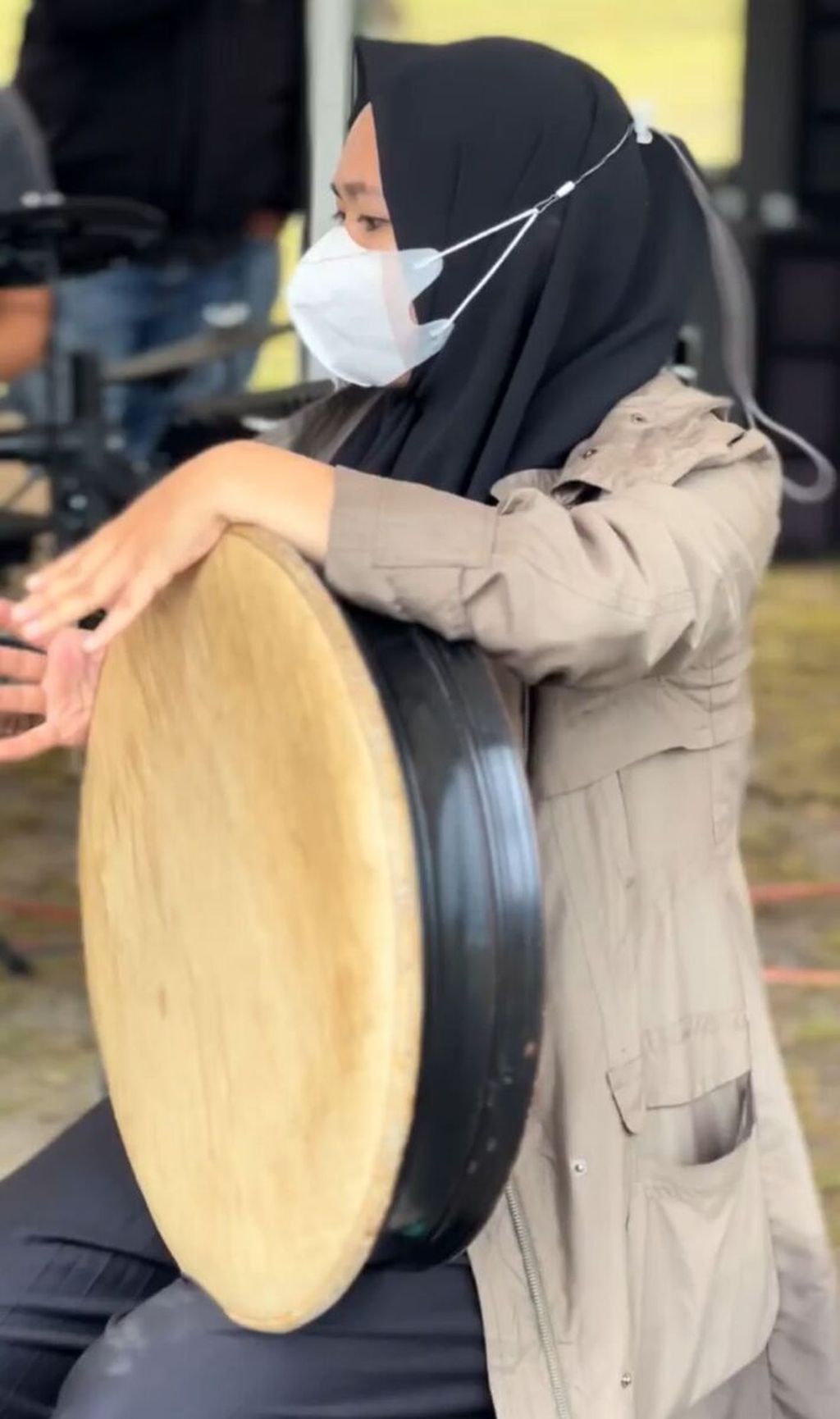 Gustira Monita, perempuan muda Aceh yang piawai bermain rapai.
