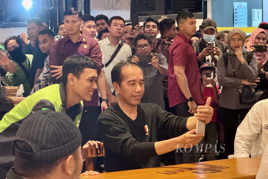 President Joko Widodo took a photo with one of the online motorcycle taxi drivers at Mie Gacoan stall in Mataram city, West Nusa Tenggara, on Tuesday evening (30/4/2024). The President was in Lombok for a working visit to West Nusa Tenggara.