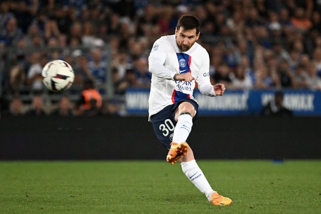 Penyerang Paris Saint-Germain, Lionel Messi, menendang bola saat menghadapi Strasbourg Alsace pada laga Liga Perancis, 27 Mei 2023. Kontrak Messi di klub itu berakhir Juni mendatang.