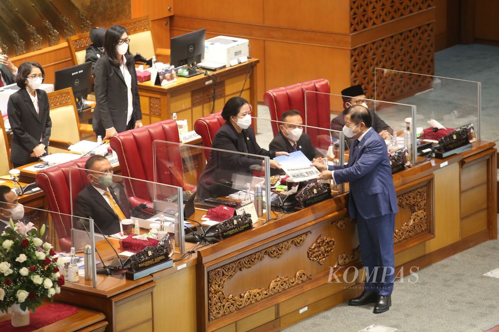 Minister of National Development Planning/Head of Bappenas, Suharso Monoarfa, presented the government's views on the State Capital Bill to the Chairman of the House of Representatives, Puan Maharani, during a plenary meeting at the Parliament Complex in Senayan, Jakarta, on Tuesday (18/1/2022). The House of Representatives passed the State Capital Bill into law.