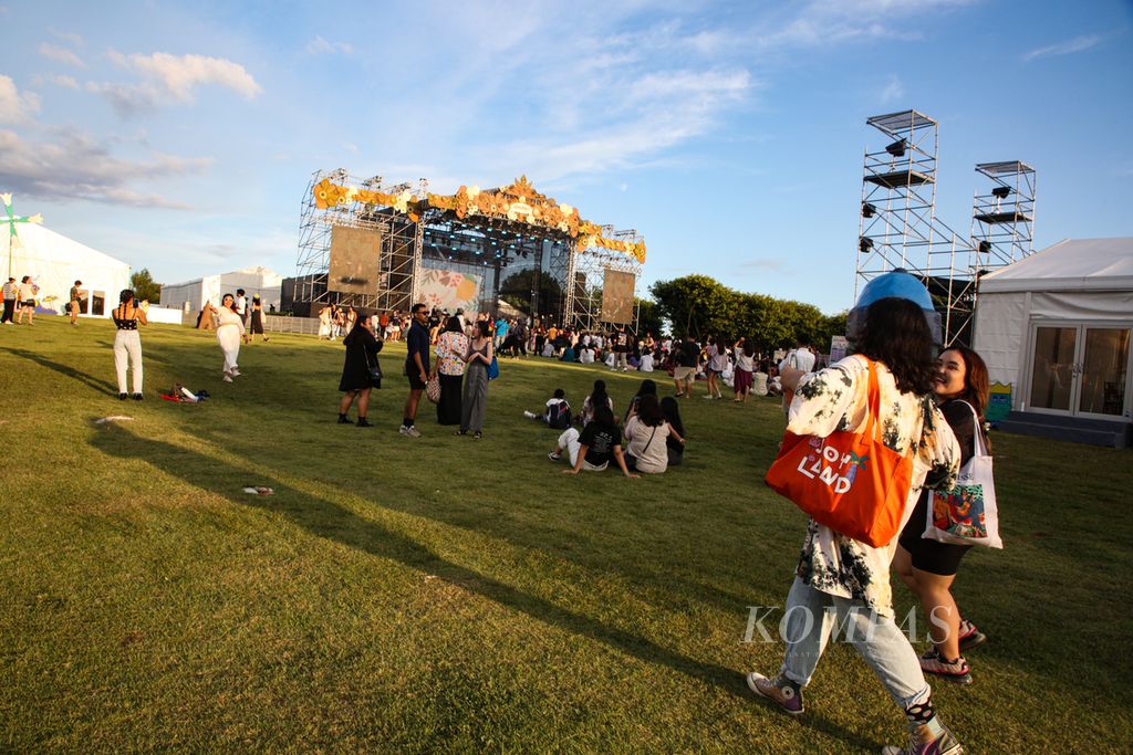 Pengunjung berdatangan ke festival musik Joyland 2023 di Peninsula Island, Nusa Dua, Bali, Sabtu (18/3/2023).